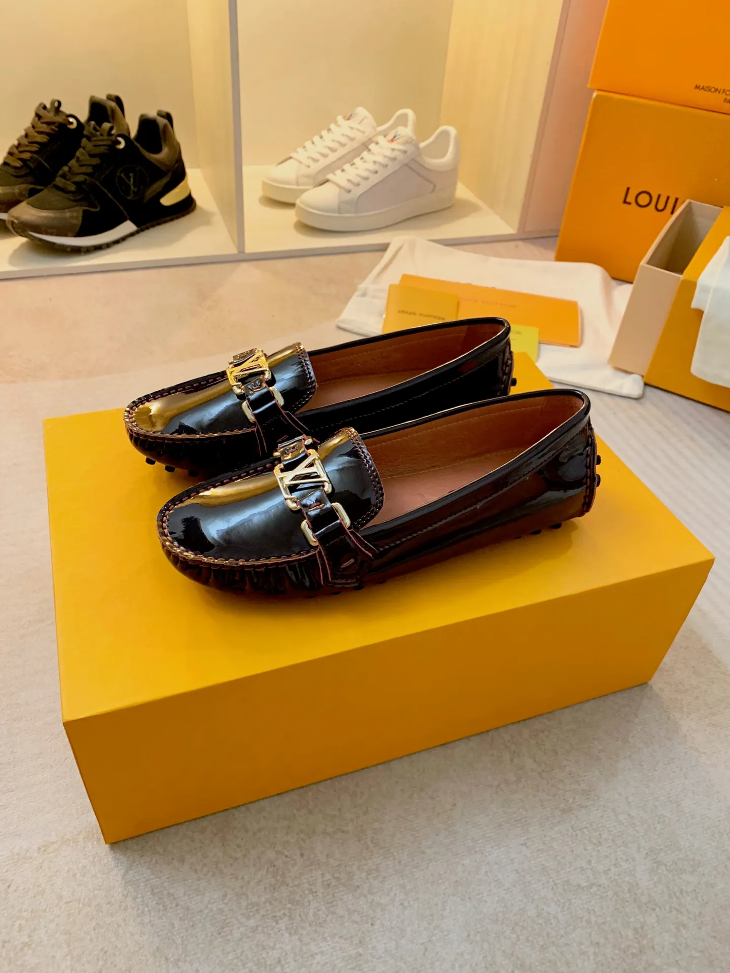 p460💰Couple model❤️🇫🇷 𝙇𝙤𝙪𝙞𝙨 𝙑𝙪𝙞𝙩𝙩𝙤𝙣 🇫🇷Louis Vuitton 2023 Classic𝓛𝓿 𝓣𝓻𝓪𝓲𝓷𝓮𝓻 Sports Series ➪➪➪¯ [Arizona Doudou Shoes Series] ▪️▪️▪️Arizona slip-on shoes are made of Monogram Eclipse canvas. Its hand-painted and dyed edges and hand-sewn uppers fully demonstrate Louis Vuitton's traditional shoemaking craftsmanship. This slip-on shoe is very lightweight. The integrated tongue and upper make it particularly comfortable and flexible. The soft outsole is equipped with rubber padding. Decorated with matching sash. Detailed features: ☑️Monogram Eclipse canvas ☑️Black Eclipse pattern ☑️Hand-painted shoe edges ☑️Hand-sewn uppers (each pair takes time to process) ☑️Integrated tongue and upper construction ☑️Outsole equipped with rubber lining ☑️size: 35_46
